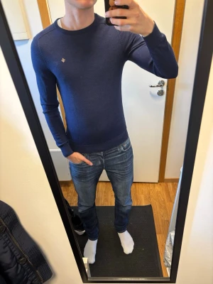 Morris merinoull tröja marinblå - Skick 9/10 Tröja från morris i 100% merinoull Bredd 45cm, längd 63cm  Skriv vid funderingar! Kolla in profilen för fler liknande plagg!