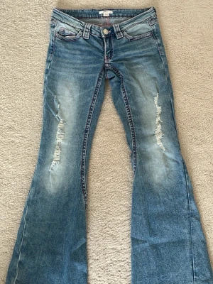 Gina jeans - Jeans från Gina tricot 14+ med rosa sömmar och rosa detaljer på bakfickorna, lågmidjade och bootcut/flare💕endast använda max 2 gånger och i bra skick