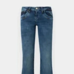 Blå bootcut jeans med fem fickor - Snygga blå bootcut jeans med klassisk femficksdesign och knappgylf. Jeansen har en lätt tvättad look och raka ben som blir något vidare nedtill. Perfekta för en avslappnad och trendig stil.