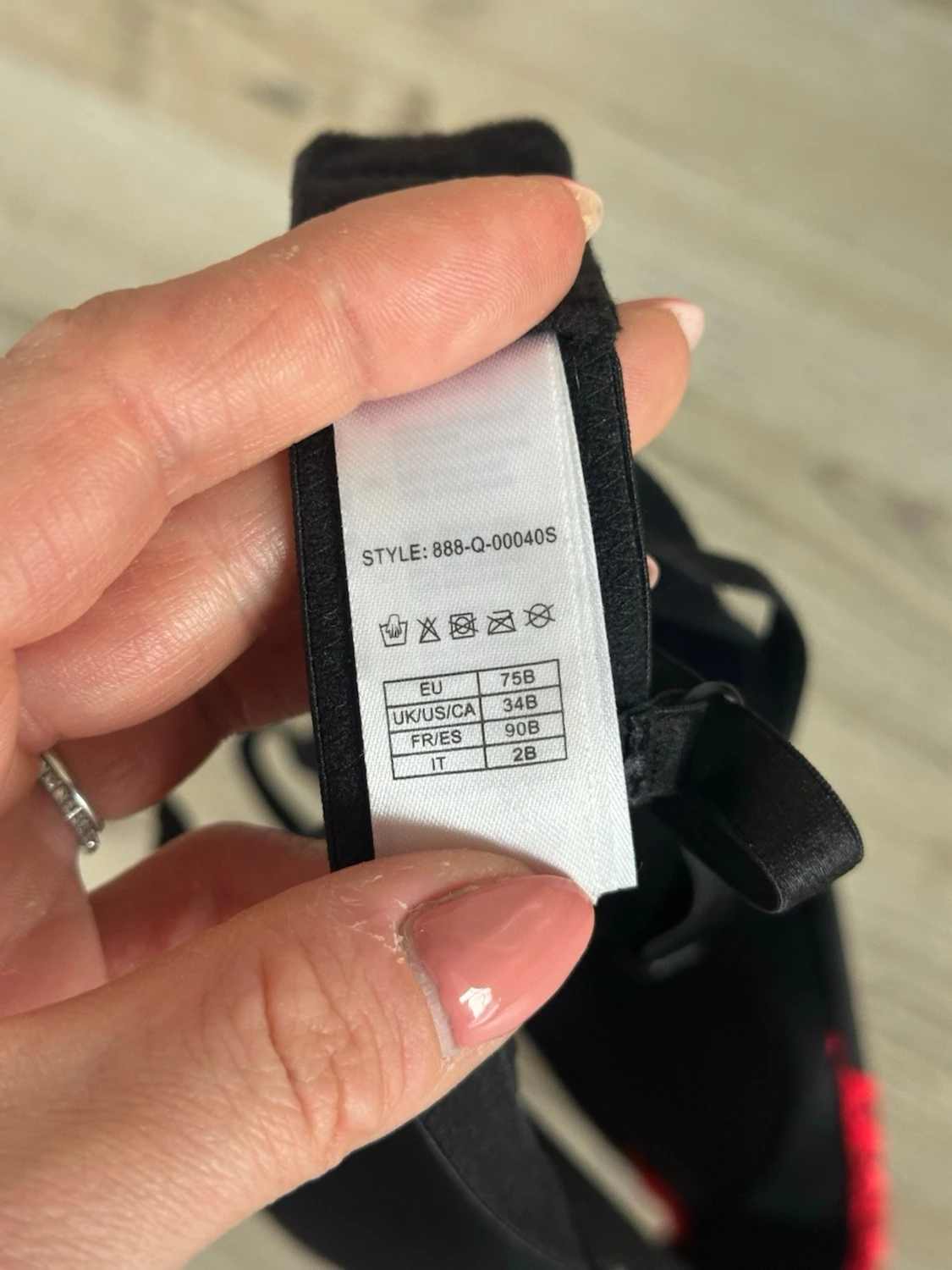 Svart bh utan bygel med röd spetsdetalj - 3