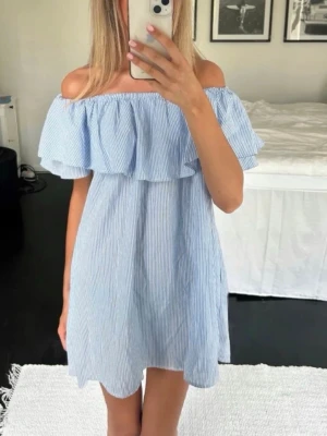 Randig offshoulderklänning från zara - Söt offshoulderklänning med volang upptill från Zara i storlek S. Är i fint skick, perfekt till sommaren!🤍