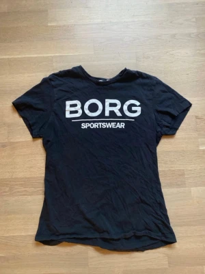 Björn Borg T-shirt Small - Svart t-shirt från BJÖRN BORG i storlek S. Klassisk rund hals och korta ärmar. Material: bomull. 