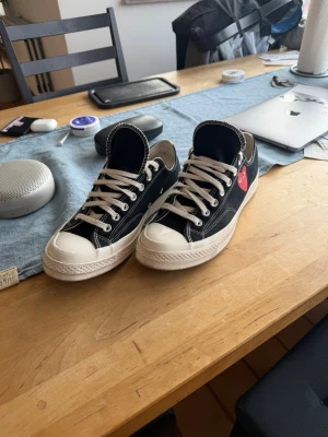 Converse x CDG Play svarta sneakers - Svarta Converse x Comme des Garçons Play sneakers med rött hjärta på sidan, box och kvitto följer med! 42,5 UK 9 men jag har vanligtvis 44 i skor och passar mig perfekt. De är stora i storleken 