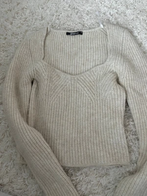Stickad tröja  - En stickad tröja ifrån Gina tricot. Inte använd mycket alls, som ny. Jätte fin och skön🌸🩷