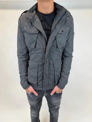 Woolrich Fieldjacka  - Hej! Säljer nu denna väldigt snygga och eftertraktade Woolrich Fieldjacka!  Jackan är slutsåld överallt och går inte att få tag på… jackan är perfekt nu till våren  Storlek= S  Ny pris: 6000 kr Säljs för: 1199 kr