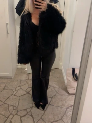 Svart fuskpälsjacka - Säljer min fuskpälsjacka som inte kommer till användning längre. Första bilden är lånad! 🩷