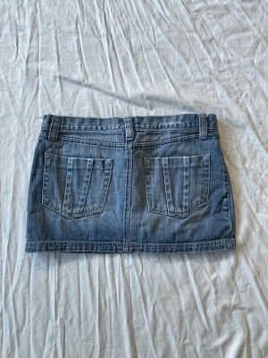 Cool jeanskjol - Bra skick! Känns lite urtvättad, mått: midjemått rakt över 40,5 längd 30💗 står ingen storlek