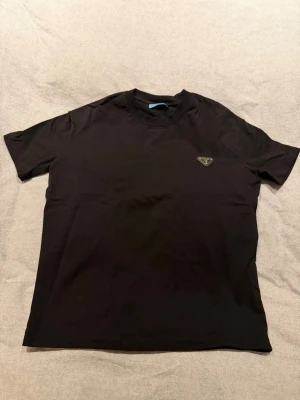 Prada T-shirt  - Oanvänd, inga skador eller liknande 