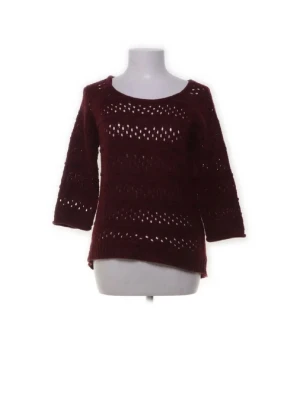 Vinröd trekvartsärmad topp med detaljer - Vinröd trekvartsärmad mönsterstickad topp. Perfekt nu till våren!🌸