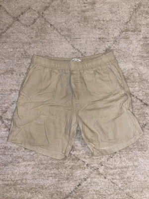 Beiga shorts i linne - Snygga beiga shorts i linne från Samsoe Samsoe. Storlek M. Nypris 1300kr. 