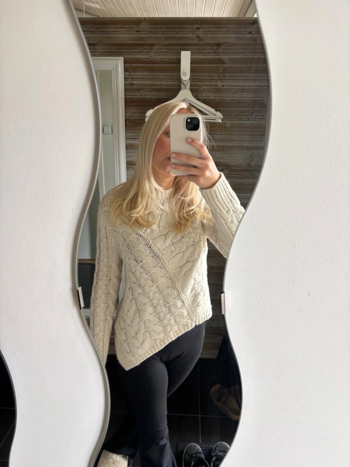 Beige kabelstickad tröja - 5