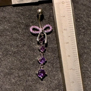 ✨ NY oanvänd navelpiercing med hänge - Kirurgiskt stål 316L  - ✨ NYTT oanvänt smycke i kirurgiskt stål! 🌸 Hållbart & Rostfritt: Slitstarkt 316L-stål som inte oxiderar eller rostar av fukt. 🌸 Säkert: Industristandard, skonsamt för läkta piercingar.  🛍️ 30 % BUNDLE-RABATT! Köp fler artiklar från min shop och få 30 % på allt! ✨ 📦 Frakt: Endast spårbart via Plick SafePay för vår trygghet.