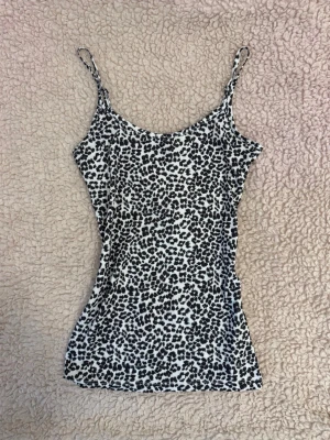 y2k leopard linne  - mjuk och stretchigt linne med tight passform, normal i storlek i perfekt skick 🩵skickar inte med bring! 