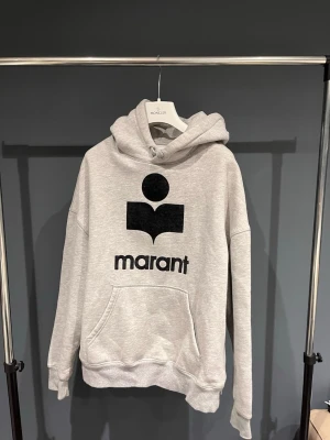 Isabel Marant Dam Storlek 36/S - Säljer en Isabel Marant Hoddie Dam| Skixk:8/10| Storlek:36/S|Pris:1999| Frakt:24H| Vid frågor o fundering är det bara att höra av sig ‼️