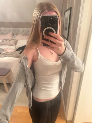 Ljusgrå kofta från H&M - Säljer en jätte fin och mysig ljusgrå kofta från H&M i super bra skick och i storlek XS! Säljer den pga kommer inte till användning💗