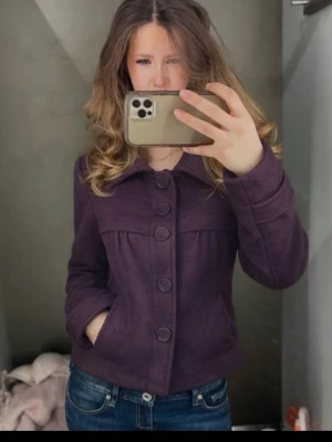 Slutsåld trendig kappa - Så gullig kappa i finaste färgen❤️ bara att skriva för fler bilder❤️