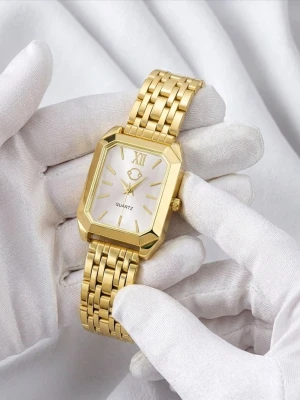 Guldfärgad fyrkantig klocka - Stilren guldfärgad klocka med fyrkantigt ur och länkarmband i metall. Urtavlan är vit med guldiga detaljer och romerska siffror vid tolvan. Klassisk och elegant design som passar till många olika looks.             Specifications Dial Diameter: 27 mm Water Resistance: Splash-proof Band Width: 14 mm Band Length: 18 cm Movement: Quartz Case Material: Alloy User: Women Case Thickness: 10 mm Dial Window Material: Glass Band Material: Alloy Weight: 55 g