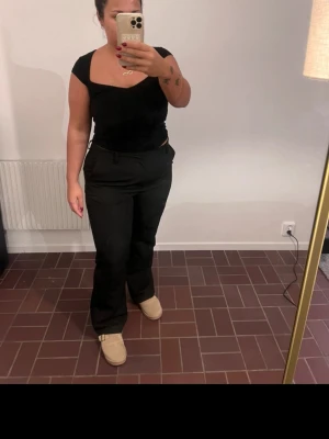 Svarta kostymbyxor med rak passform - Snygga svarta kostymbyxor med rak passform 🖤 Superfina på och passar till allt – både vardag & lite mer uppklätt  Säljer pga används inte längre  Storlek 48 men upplevs mindre (mer som 42) ✂️ Längdjusterade – passar ca 165–170 cm  Bra skick!