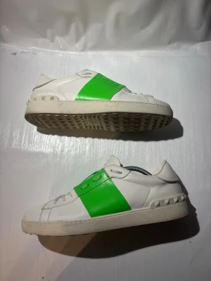 Valentino opens - Hej! Säljer nu mina skor från märket Valentino, storlek 44 bra skick, allt på bilden ingår. Tveka inte på att höra av dig om du har frågor eller funderingar kring skorna! 