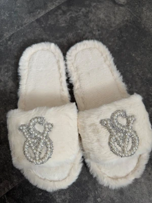 Vita fluffiga tofflor med pärldetaljej Victoria secret - Fick i födelsedagspresent men har redan liknande, storlek 36-37 Victoria secret tofflor 