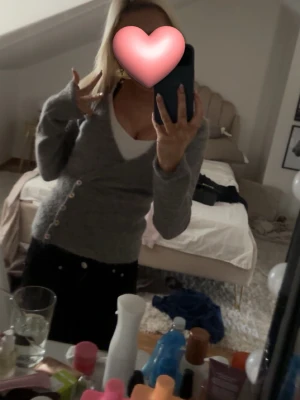 Kofta- Alpaca Blend Knitted Top - Gina Tricot  - Alpaca blend Knitted top från Gina Tricot. En väldigt populär kofta som är slutsåld på Gina! Säljer för 250 och kostar 460 på Gina, Bra pris!! Pris kan alltid diskuteras och frågor är bara att ställa!! Köp! Inga skador eller märken , använt 2 gånger.