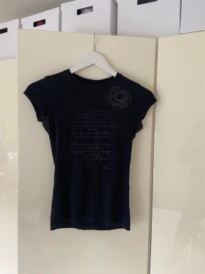 Svart t-shirt med tryck och broderi - Svart t-shirt 