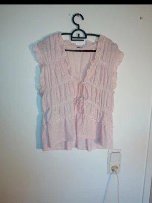 Ny blus ifrån gina tricot  - Aldrig använd endast provad stl XL men passar L fint köpt för 279 kr 