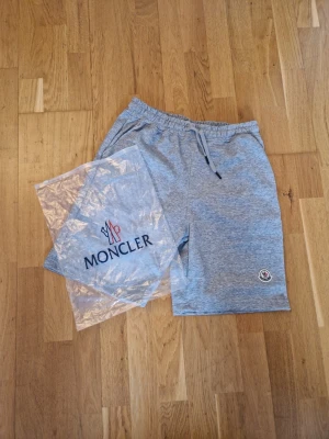 Moncler shorts - Säljer helt nya gråa Moncler shorts, XL men passar även L!