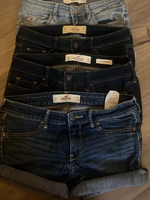 Hollister lowwaist shorts 2 par - En för 300 eller 2 för 500. Jag har bara kvar den längst ner och den längst upp kvar. Jag rekommenderar ifall du köper nu