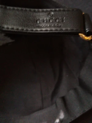 Svart keps - Snygg svart bucket hat från med klassisk logotyp på insidan och detaljer i läder. Hatten är tillverkad i bomull med inslag av elastan för extra komfort. Perfekt accessoar för en trendig streetstyle-look.