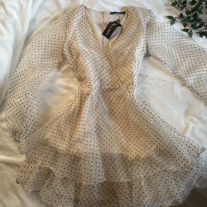 Klänning  - Jätte gullig prickig klänning som är helt ny med taggar. beige/vit med svarta prickar 💕frakt tillkommer 