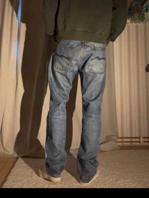 Nudie Steady Eddie 33/33 - Säljer nu dessa galet feta Nudie Steady Eddie Jeansen  storlek 34/32 men sitter mer som 33/33 Modellen är 188cm och väger 78kg  Total längd: 108 Benöppning: 19 Midja: 44  Priset kan som alltid diskuteras, hör av er vid minsta fundering! Mvh Charlie