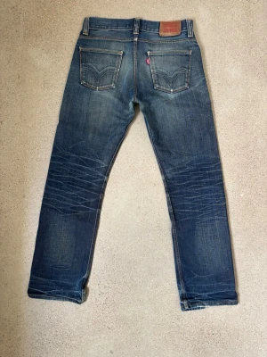 Levis 506  - Hej! Säljer nu dessa väldigt snygga Levis 506 Jeans. Passar perfekt till våren och sommarkvällar. Jeansen är i väldigt gott skick, enda defekten är hål i fickorna. Storlek: 32 Nypris: ca 2000kr Säljs för: 799 kr