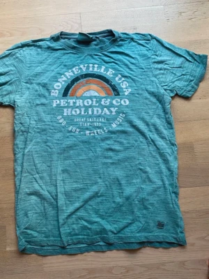 Turkos t-shirt från Petrol Industries - T-shirt med retrostil i storlek 176 vilket motsvarar herrstorlek M Material: bomull  Färg: green coral