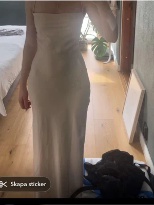 Champagnefärgad långklänning med snörning - Elegant långklänning i champagnefärg med smala axelband och öppen rygg med snygg snörningsdetalj. Från mango storlek 34🩷