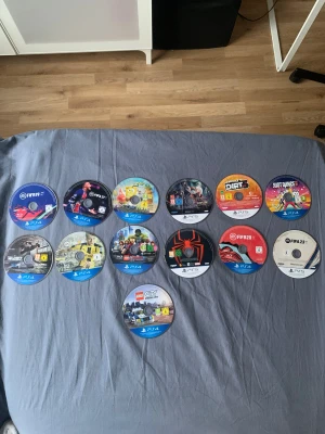 Samling PS4 & PS5 spel, 14 titlar - Säljer en samling med 14 PlayStation-spel till PS4 och PS5. Bland titlarna finns FIFA 19-23, Spider-Man, Just Dance 2021, Dirt 5, Tony Hawk’s Pro Skater 1+2, LEGO City Undercover, LEGO Marvel Super Heroes 2, Spongebob Squarepants och fler. Perfekt för dig som gillar sport, äventyr och action!