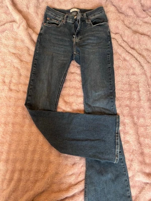 Blå bootcut jeans från Perfect Jeans - Jättefina mid waist blå jeans, säljer då dom inte kom till användning🫶🏻