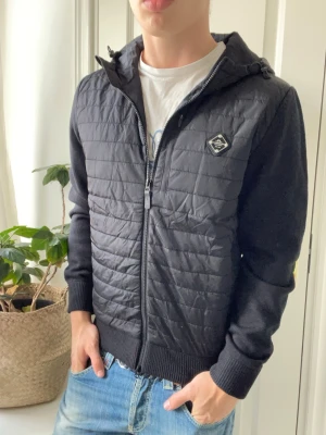 J.lindeberg cardigan  - J.lindeberg cardigan , Inga defekter! Modellen i bilderna är 180 cm 75 kg och bär Storlek S , Kom med frågor! 🌟 (Kan gå ned i pris vid köp av paket 😉) 