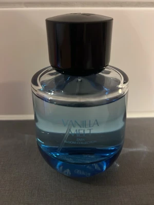 Vanilla Melt parfym från Zara - Fräsch parfym från Zara, Vanilla Melt, ur Bloom Collection. Flaskan är rund med blått glas och svart lock. Doften har en söt och mjuk vaniljkaraktär, perfekt för dig som gillar unika och moderna parfymer.