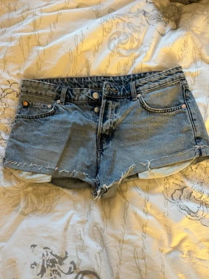 Weekday Jeansshorts  - Blåa jeansshorts från weekday, säljer pga för liten!