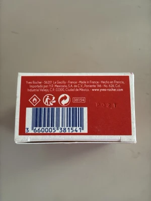 Yves Rocher Mon Rouge! EdP 30 ml - En parfym från Yves Rocher, Mon Rouge! EdP, i en snygg röd och vit kartong. Flaskan innehåller 30 ml och är tillverkad i Frankrike. Förpackningen har en modern design med text i vitt och rosa. Perfekt för dig som gillar fräscha och uttrycksfulla dofter.