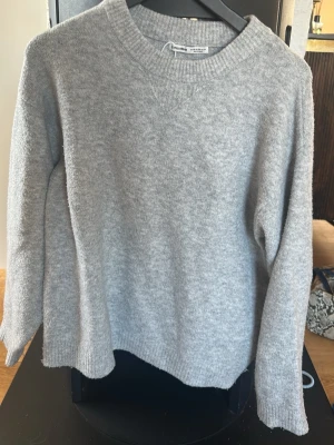 Stickad tröja Pull&Bear - Grå stickad tröja. Knappt använd. Från Pull&Bear