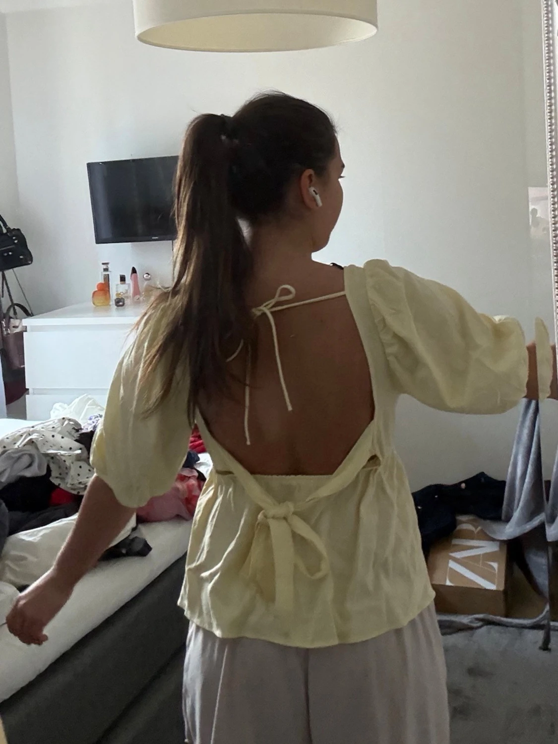 Gul blus med öppen rygg och knyt