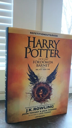 Harry Potter och det fördömda barnet - En svensk utgåva av 'Harry Potter och det fördömda barnet', repetitionsutgåvan. Skriven av J.K. Rowling, John Tiffany och Jack Thorne. Inbunden.