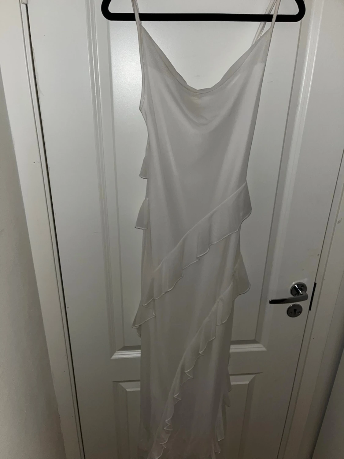 Vit långklänning med volangdetaljer