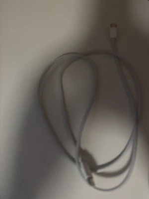 Vit USB-C laddningskabel - En vit USB-C laddningskabel som passar till de flesta moderna mobiltelefoner och tillbehör. Kabeln är flexibel och har en slimmad design, perfekt för laddning och dataöverföring. Tillverkad i plast med metallkontakter.