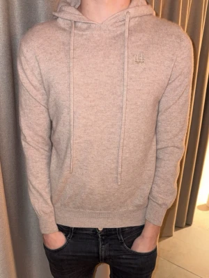 Bvaldi cashmere/merinoull hoodie - En cashmere/merinoull hoodie som nästan aldrig är använd, nypris=1199 vi säljer för 379, hör av er vid frågor eller funderingar