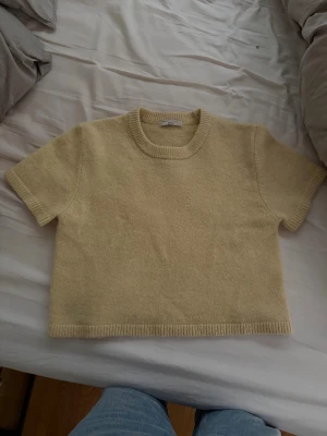 Stickad tröja  - Säljer denna super fina stickade t-shirt från Gina! Super gullig gul färg som passar perfekt nu till våren!