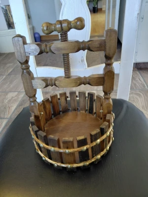 Rustik träpress i mörkt trä - Säljer en nötknäcare / ksrustik träpress i trä från 1950 - 1970 Mycket bra skick