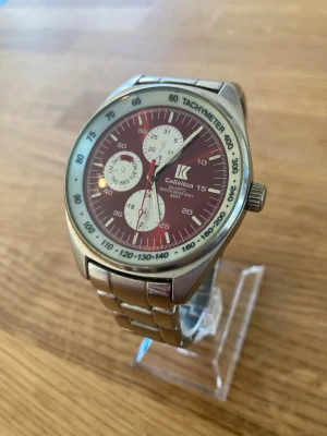 IK Collection Red 43mm Herrklocka - Säljer en snygg stilren herrklocka från japanska IK i mycket fint skick enligt bilder. Tunna repor, små tecken på användning. Fungerar bra, originalarmband i rostfritt stål, extra lång länk, vattentät osv. Har fungerande batteri!  Nypris: 1000 SEK Mitt pris: 489 SEK  Skickas alltid snabbt och spårbart. Skriv vid frågor och se gärna mina andra annonser!   GRATIS: För återkommande kunder erbjuder jag personlig experthjälp för dig att göra nya fynd (nytt & begagnat). Fråga för mer info!